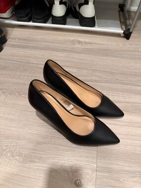 a new day Black Pointed-Toe Low Heel Pumps